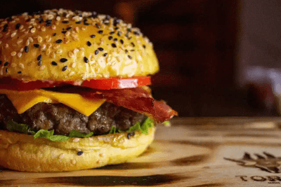 Burger de bœuf juteux maison avec cheddar et légumes frais