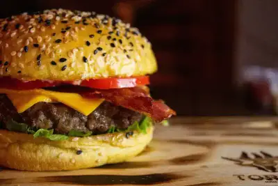 Burger de bœuf juteux maison avec cheddar et légumes frais