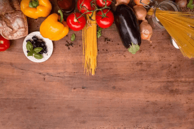 Cuisine saine et gourmande avec des légumes frais, herbes aromatiques et produits de qualité