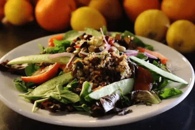 Salade de quinoa avec légumes grillés colorés et feta émiettée