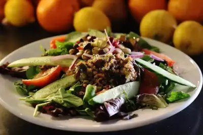 Salade de quinoa avec légumes grillés colorés et feta
