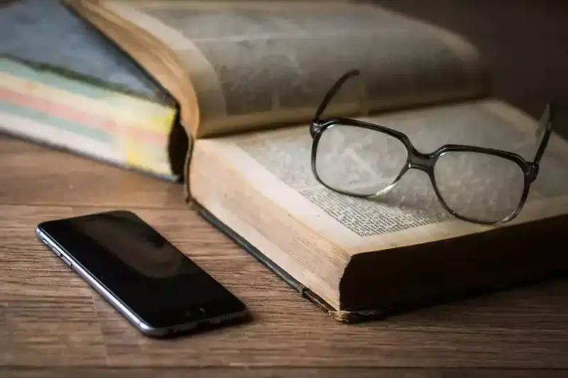 Agriculteur utilisant un smartphone pour gérer sa ferme connectée