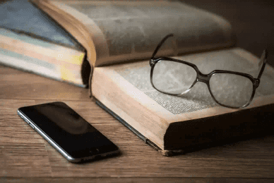 Agriculteur utilisant un smartphone pour gérer sa ferme connectée