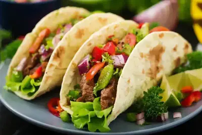 Tacos de bœuf avec avocat, coriandre et crème aigre