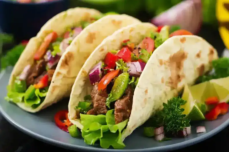 Tacos de bœuf avec avocat, coriandre et crème aigre