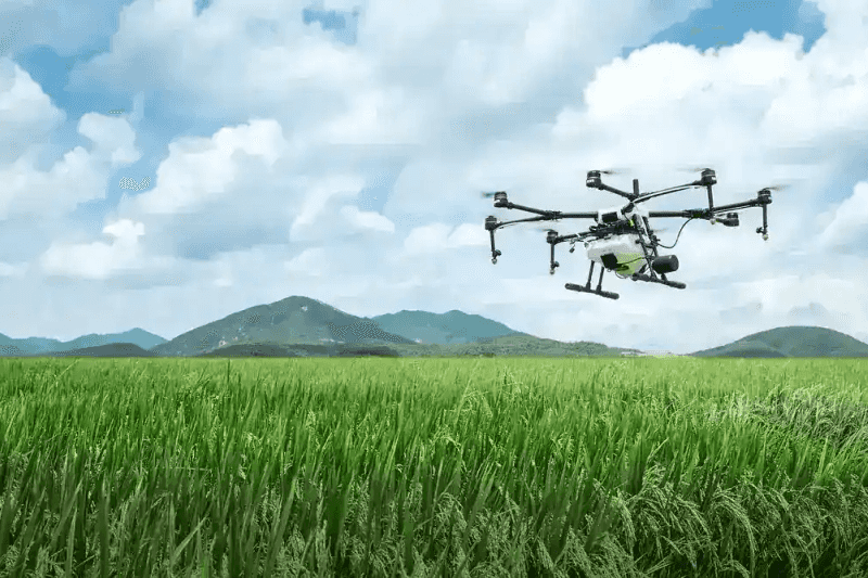 Cuisine moderne équipée d'appareils technologiques connectés