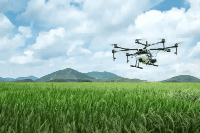 Cuisine moderne équipée d'appareils technologiques connectés